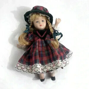 Vintage Porcelain body collection doll Scotland 1999 measures‎ about 7.5 inches